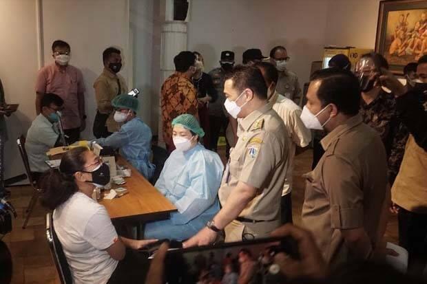 Kunjungan Wagub Riza Patria dan Jubir Kemenkes ke Sentra Vaksinasi KG