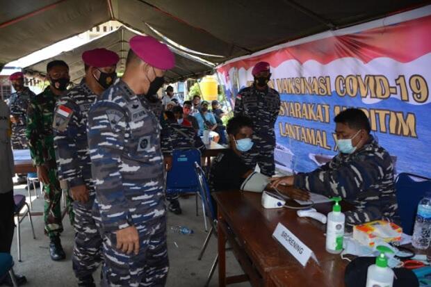 Serbuan Vaksinasi COVID-19 Lantamal X Jayapura Sasar Ratusan Warga