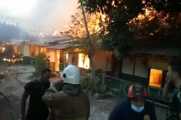 5 Rumah di Barak Asrama TNI Kodam IV Diponegoro Ludes Terbakar