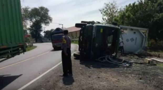 Truk Pemasok Oksigen untuk Banyuwangi Terbalik di Jalur Pantura