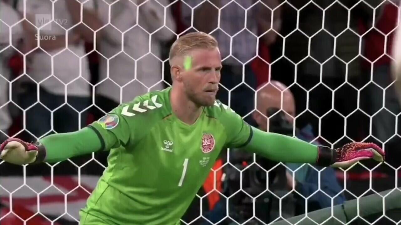 Schmeichel Kena ‘Serangan Laser’ Saat Hadang Pinalti Kane