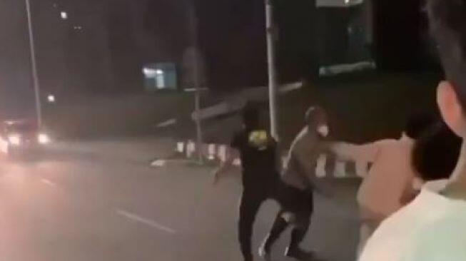 Viral Polisi Dikeroyok Hingga Ditendang Geng Motor, Publik: Penjara Tanpa Remisi!