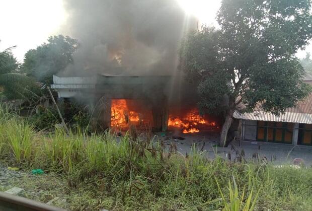 2 Ruko Terbakar Hebat, Warga Kalang Kabut Takut Kobaran Api Menyambar Permukiman