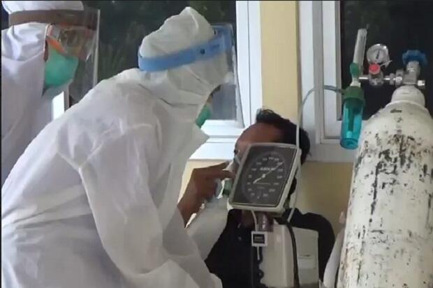 COVID-19 Menggila di Kediri, Pasien Terpaksa Dirawat di Lobi IGD dan Tenda