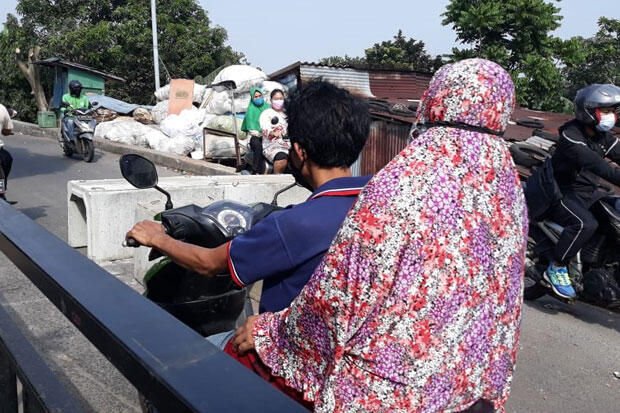 Jadi Jalur Tikus, Jalan Permukiman di Pasar Rebo Disekat Petugas