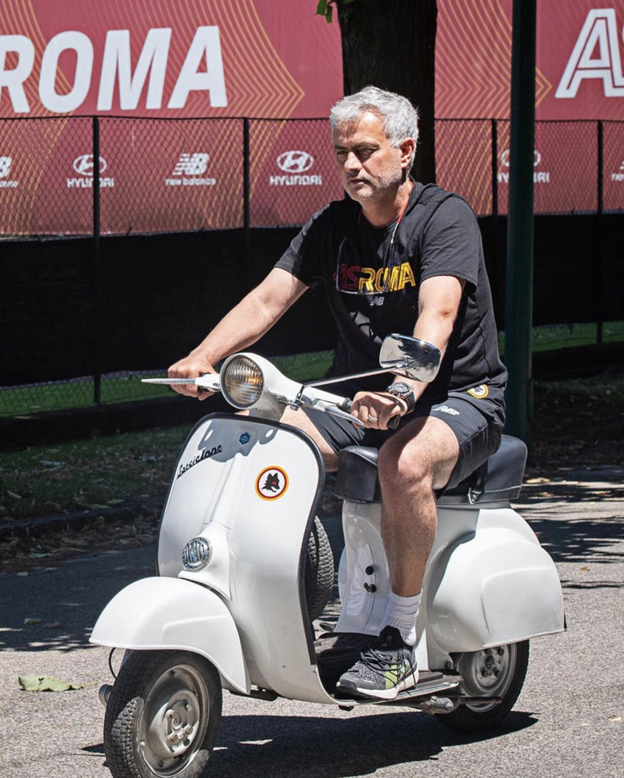 Gaya Nyentrik Mou Naik Vespa di Markas AS Roma