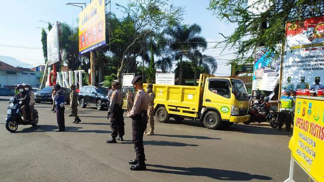 Aksi Jahil di Masa PPKM Darurat, Properti Pocong di Jalan Dicuri Orang! Jangan Ditiru