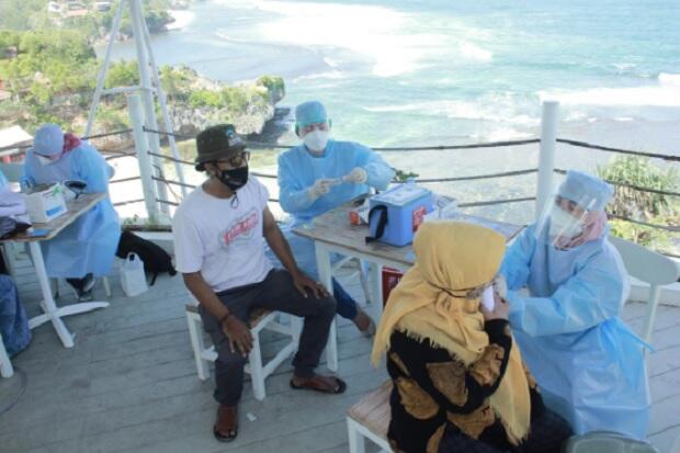 Viral, Vaksinasi dengan View Menakjubkan di Bibir Pantai Ngandong Gunungkidul