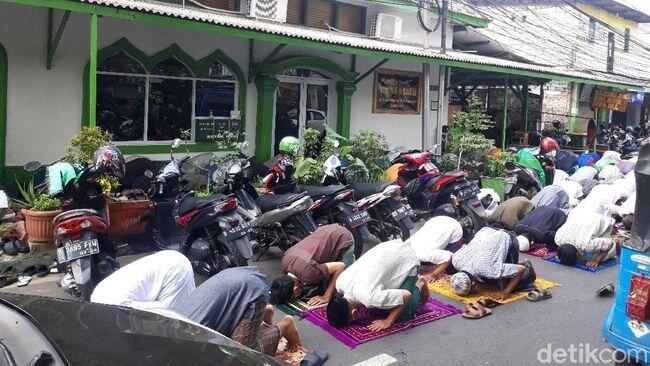 Ada Masjid di DKI Gelar Salat Jumat, MUI: Tak Ada Jaminan Semua Jemaah Sehat

