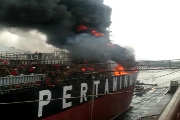 Kepulauan Riau Gempar, Kapal Tanker Pertamina Terbakar Hebat di Karimun