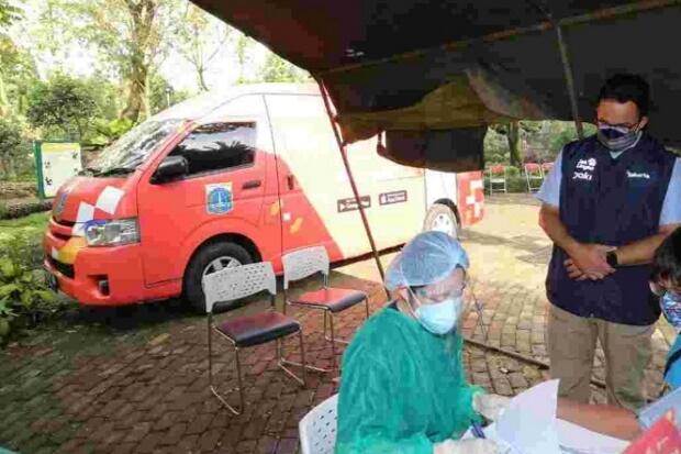 Tinjau Mobil Vaksin Keliling, Anies: Dapat Layani Warga Berdomisili DKI