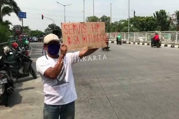 Mall PGC Cililitan Tutup Selama PPKM Darurat, Tukang Service Ponsel Turun ke Jalan