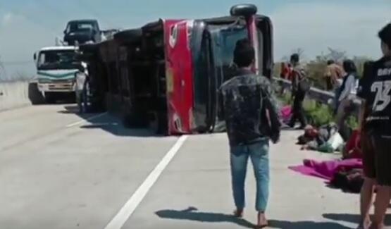 Kecelakaan Maut di Tol Pemalang, Korban Berserakan di Jalan