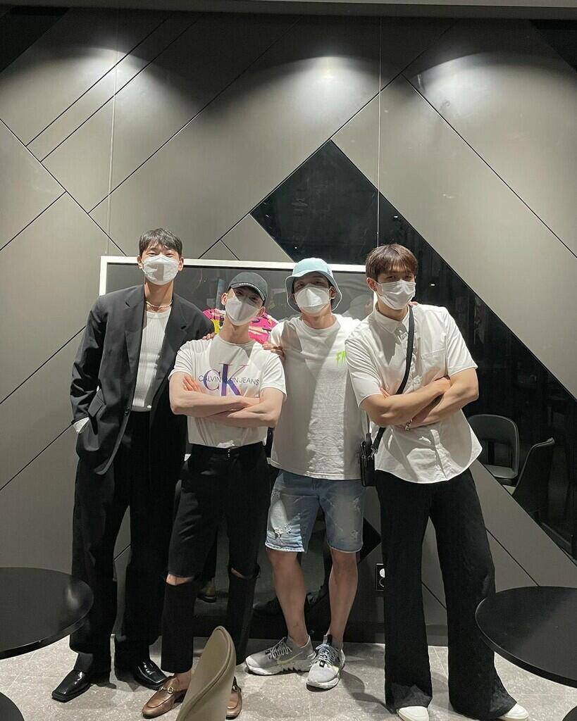 Jo Kwon Unggah Foto Baru dengan Member 2AM, Beri Update Soal Reuni