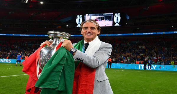 Roberto Mancini Angkat Trofi Negara Pertamanya Bersama Italia, Bakal Ketagihan?