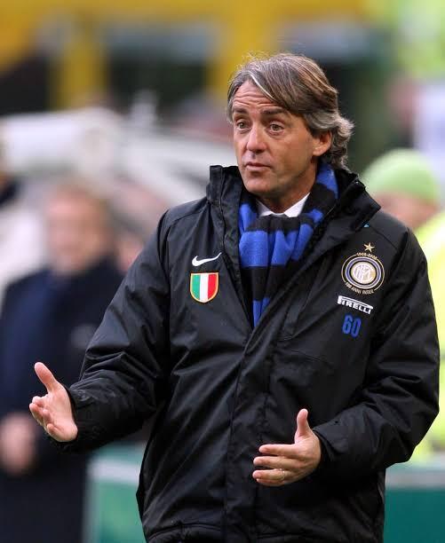 Roberto Mancini Angkat Trofi Negara Pertamanya Bersama Italia, Bakal Ketagihan?