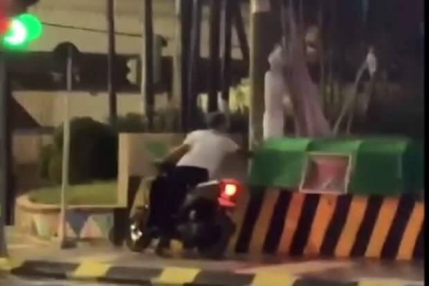 Viral di Medsos, 3 Pemuda Kota Madiun Gasak Patung Pocong COVID-19 Hanya Demi Konten