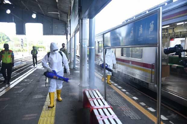 Tim Velox BIN Sisir Stasiun Bogor dengan Disinfektan dan Edukasi Vaksinasi COVID-19