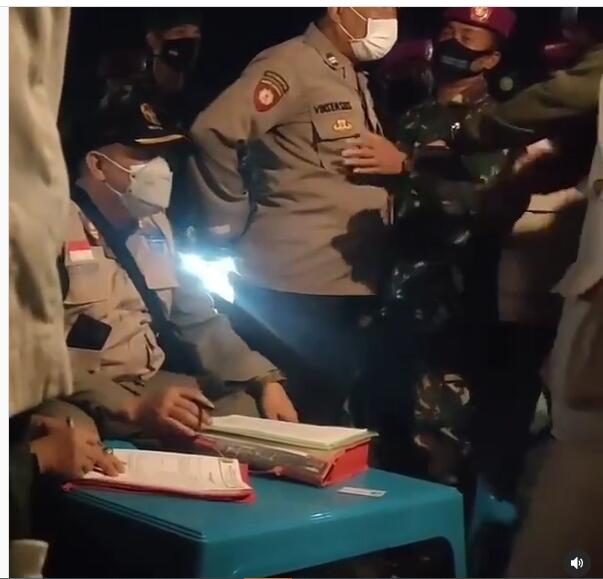 Dibentak-bentak Polisi, Penjual Kopi Rela Dipenjara 'Jangan Pakai Seragam Menindas'