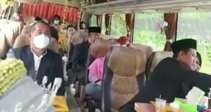 Pernikahan Konsep Unik Pandemi Covid-19, Resepsi di Bus Keliling Anti Pembubaran