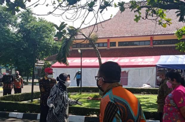 Kecewa Dapur Umum Belum Siap, Risma Semprot Petugas Kemensos di Bandung