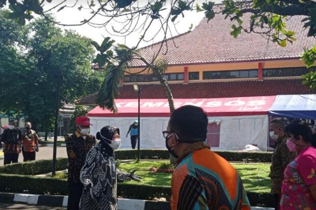 Dapur Umum di Bandung Mengecewakan, Risma: Saya Pindah Semua ke Papua