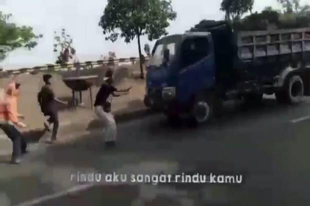 Polisi Buru Sopir Truk Penabrak Pelajar Pembuat Konten Tiktok