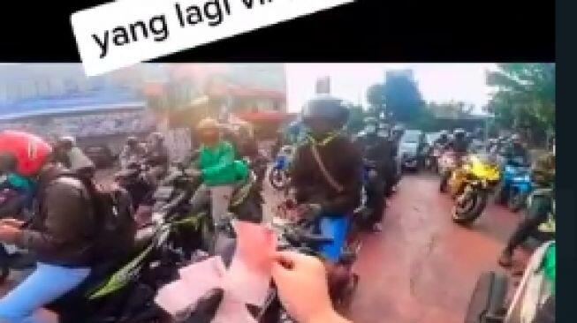 Bagi-bagi Uang &quot;PPKM&quot; di Jalan Raya Viral, Penerima Tercengang