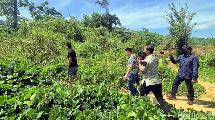 Didatangi Petugas Imigrasi Sukabumi, 4 TKA China 'Ngumpet' di Semak-semak