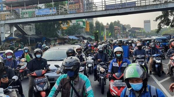 Polisi Sekat Underpas Basura Jaktim, Ojol Bisa Langsung Lewat