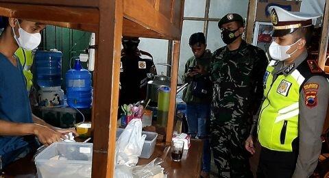 Patut Dicontoh, Petugas PPKM Banyumas Borong Dagangan Angkringan Sebelum Ditertibkan