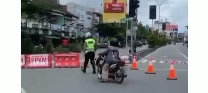 Masyarakat Indonesia Erat Budaya Tolong Menolong, Aksi Polisi Ini Menjadi Contoh Baik