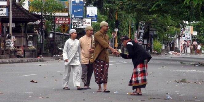 Masyarakat Indonesia Erat Budaya Tolong Menolong, Aksi Polisi Ini Menjadi Contoh Baik