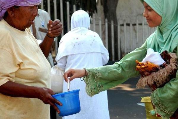 Masyarakat Indonesia Erat Budaya Tolong Menolong, Aksi Polisi Ini Menjadi Contoh Baik