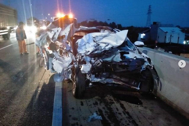 Kurang Konsentrasi, Pengemudi Honda Jazz Tabrak Separator Busway