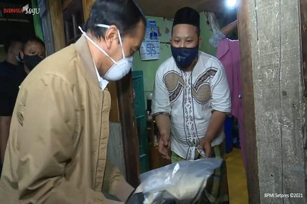 Malam-Malam Presiden Jokowi Bagikan Langsung Sembako dan Paket Obat ke Warga
