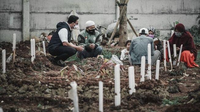 4 Foto Anies Baswedan di Makam Khusus Covid-19, Berjongkok di Dekat Nisan