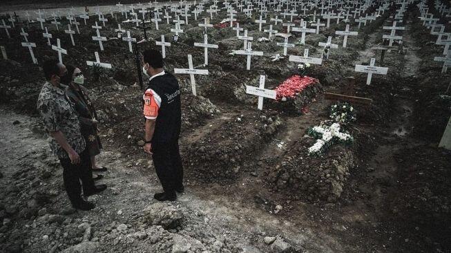 4 Foto Anies Baswedan di Makam Khusus Covid-19, Berjongkok di Dekat Nisan