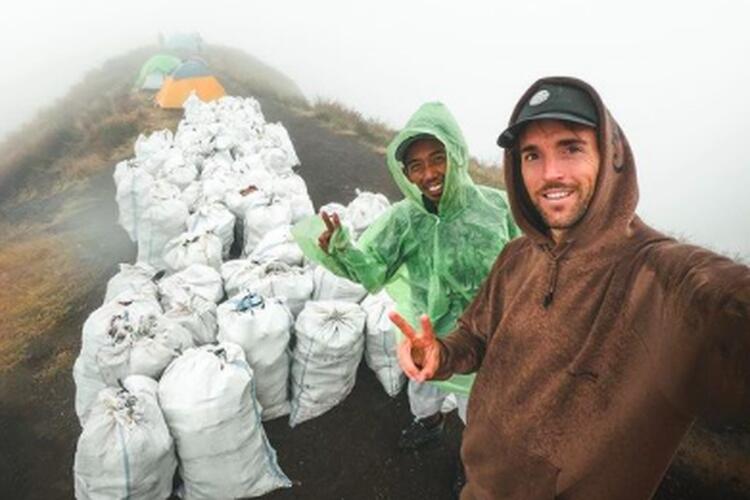 Bule Ganteng Bersihin Sampah Gunung Rinjani, Patut Ditiru!! 