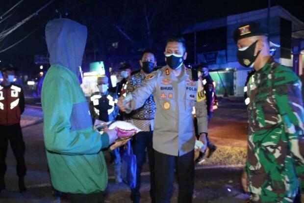 Humanis saat Sosialisasi PPKM Darurat, Kapolresta Malang Kota Bagikan Sembako