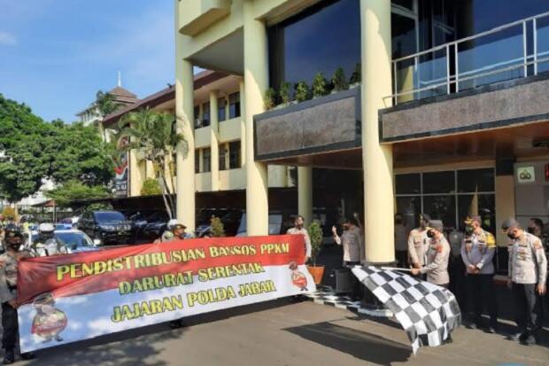 Polda Jabar Mulai Sebar Bansos bagi Warga Terdampak PPKM Darurat