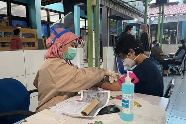 Relawan Milenial Bersinergi Menggelar Vaksinasi