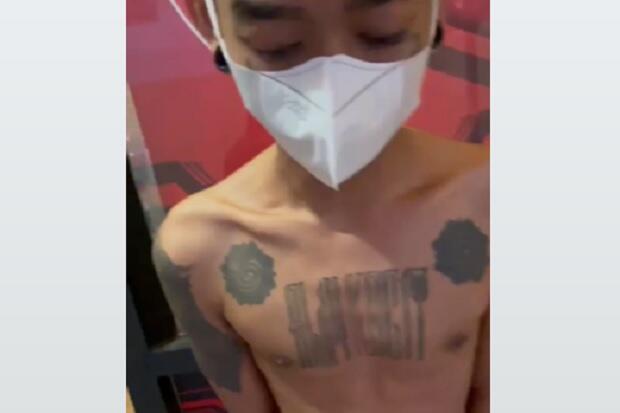 Kesal Ditilang, Pria Bertato Ini Dibekuk Usai Ludahi dan Bakar Masker Berlogo Polri