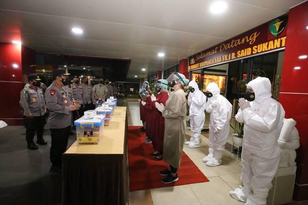 Kapolri Beri Bantuan Kepada Tenaga Kesehatan RS Polri Soekanto