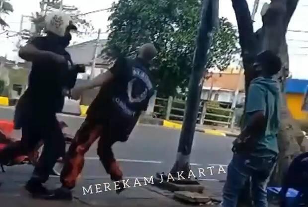 Anggota Pemuda Pancasila Adu Jotos dengan Debt Collector di Cempaka Putih