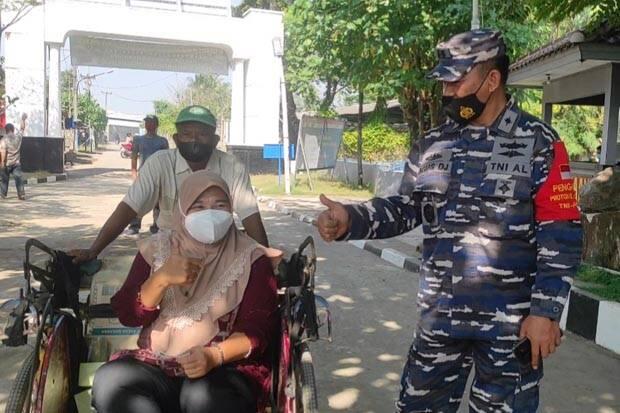 Naik Becak, Seorang Ibu Antusias Ikuti Vaksinasi TNI AL di Tanjung Pasir Tangerang