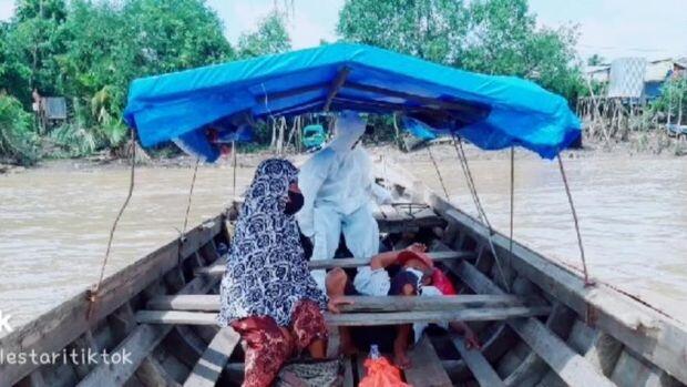 Salut! Polisi di Riau Nyeberang Sungai-Gendong Suspek COVID Sesak ke RS