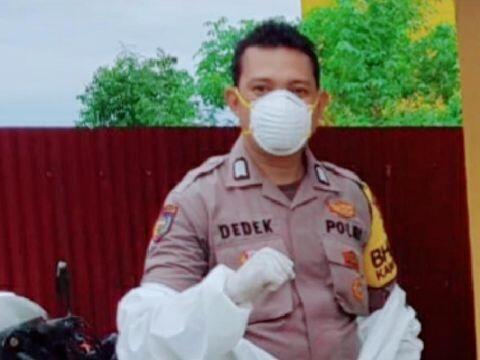 Salut! Polisi di Riau Nyeberang Sungai-Gendong Suspek COVID Sesak ke RS