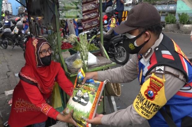 Secara Humanis, TNI-Polri Bagikan Bantuan Sembako ke Warga Jatim Terdampak Pandemi