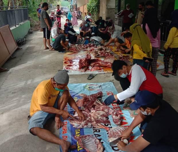 PPKM Darurat, Warga Semarang Bagikan Daging Kurban Door to Door